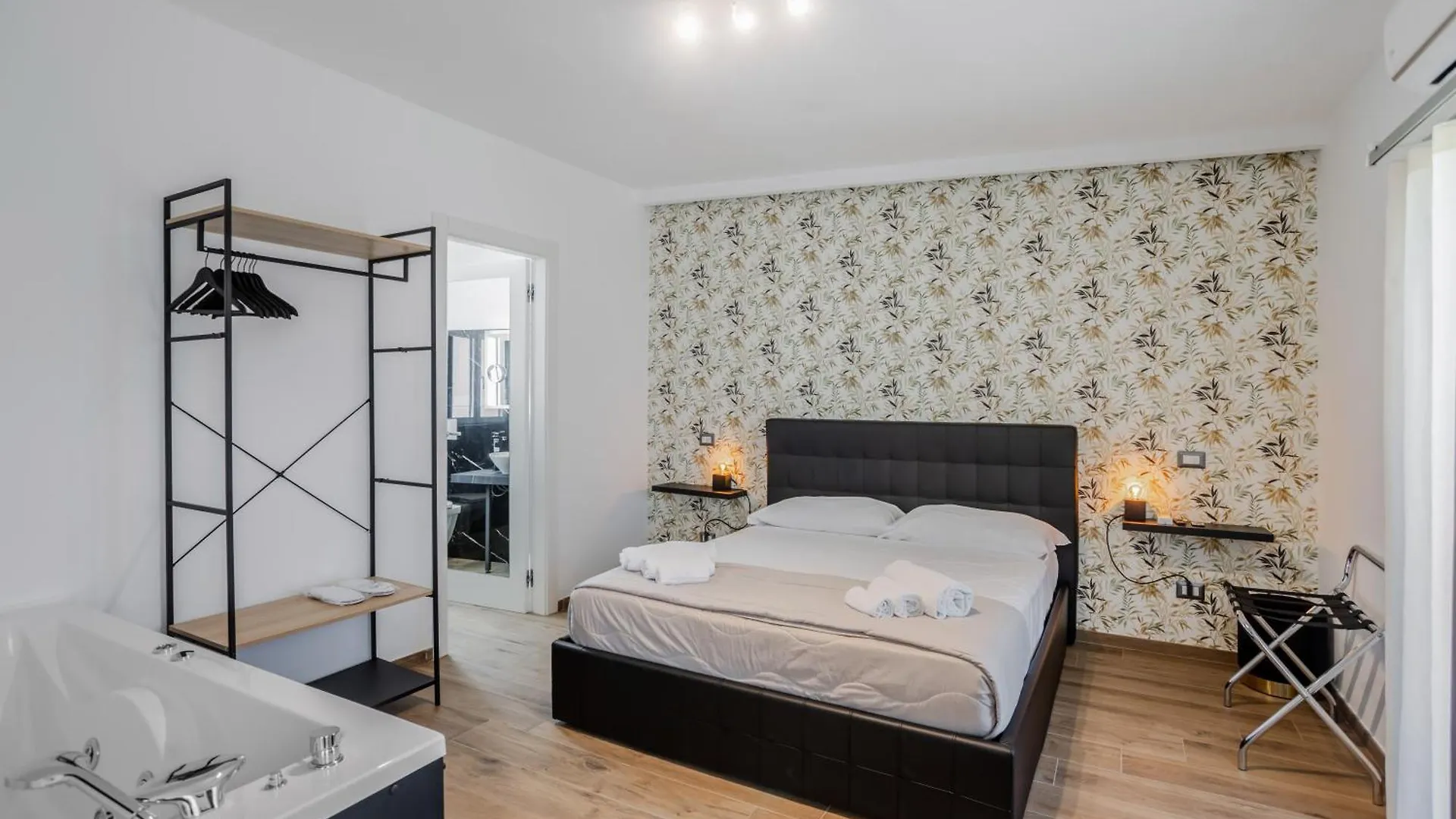 Pietramare Luxury Suites Bari 0*,